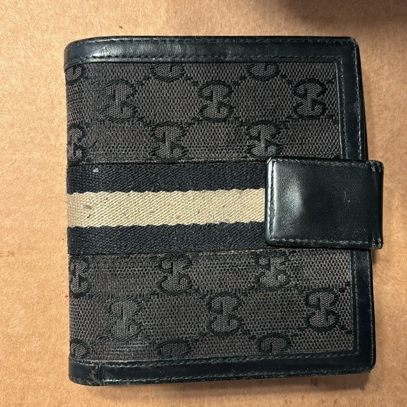 AUTHENTIC GUCCI MEN’S BI-FOLD WALLET - Picture 1 of 9